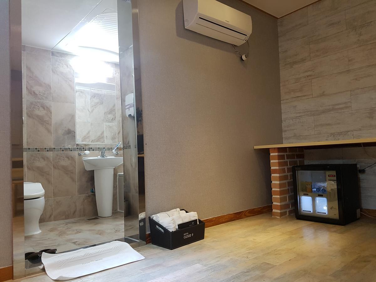 Cloud Nine Hotel Gimhae Zimmer foto